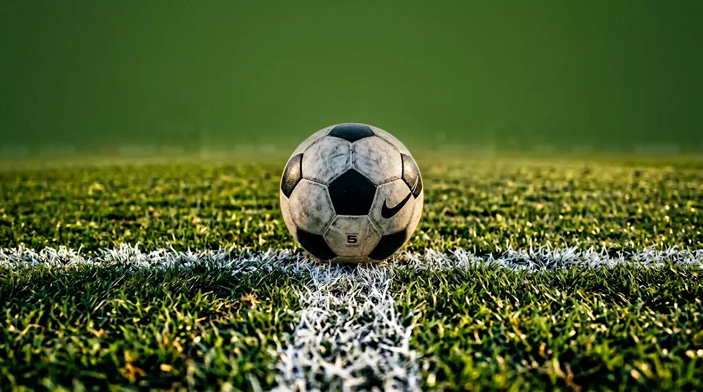 Fußball auf dem Rasen mit Handicap-Linien symbolisch dargestellt