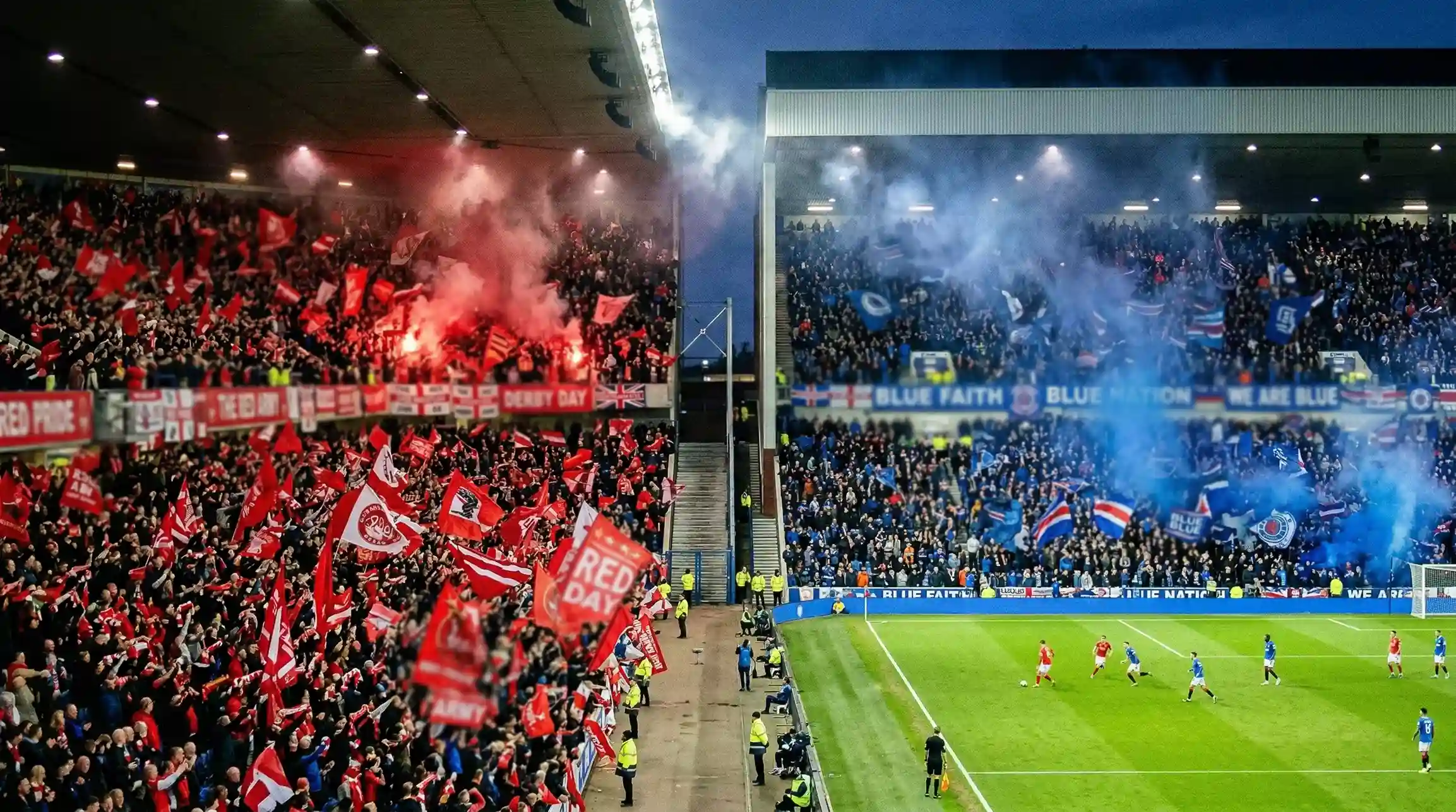 Geteiltes Stadion mit zwei Fanlagern zeigt Derby-Atmosphäre