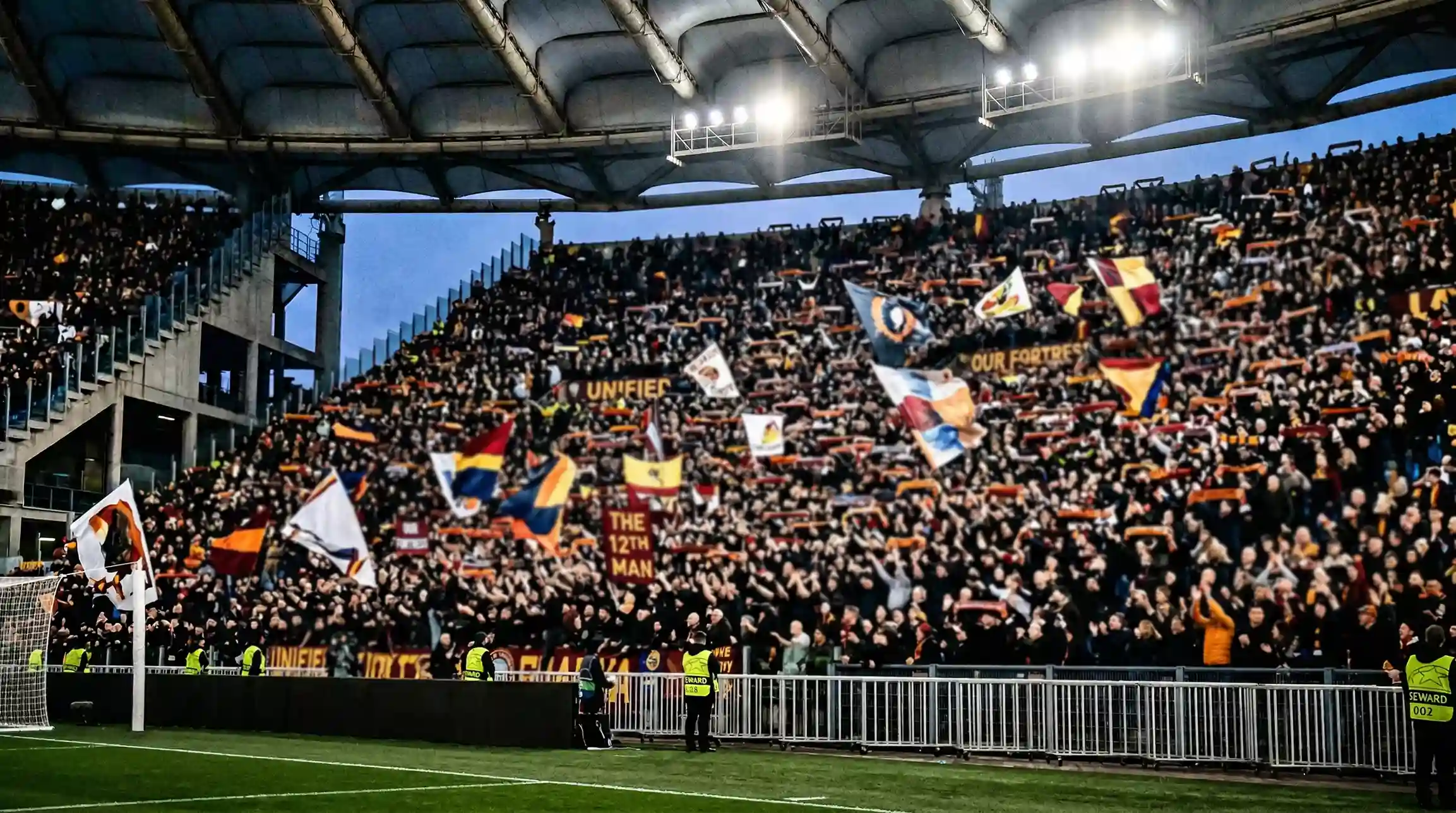 Volle Fantribüne im Heimstadion schafft Heimvorteil-Atmosphäre