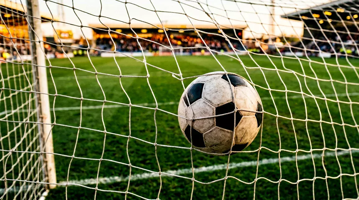 Fußball im Tornetz nach einem Treffer aus Torhüter-Perspektive