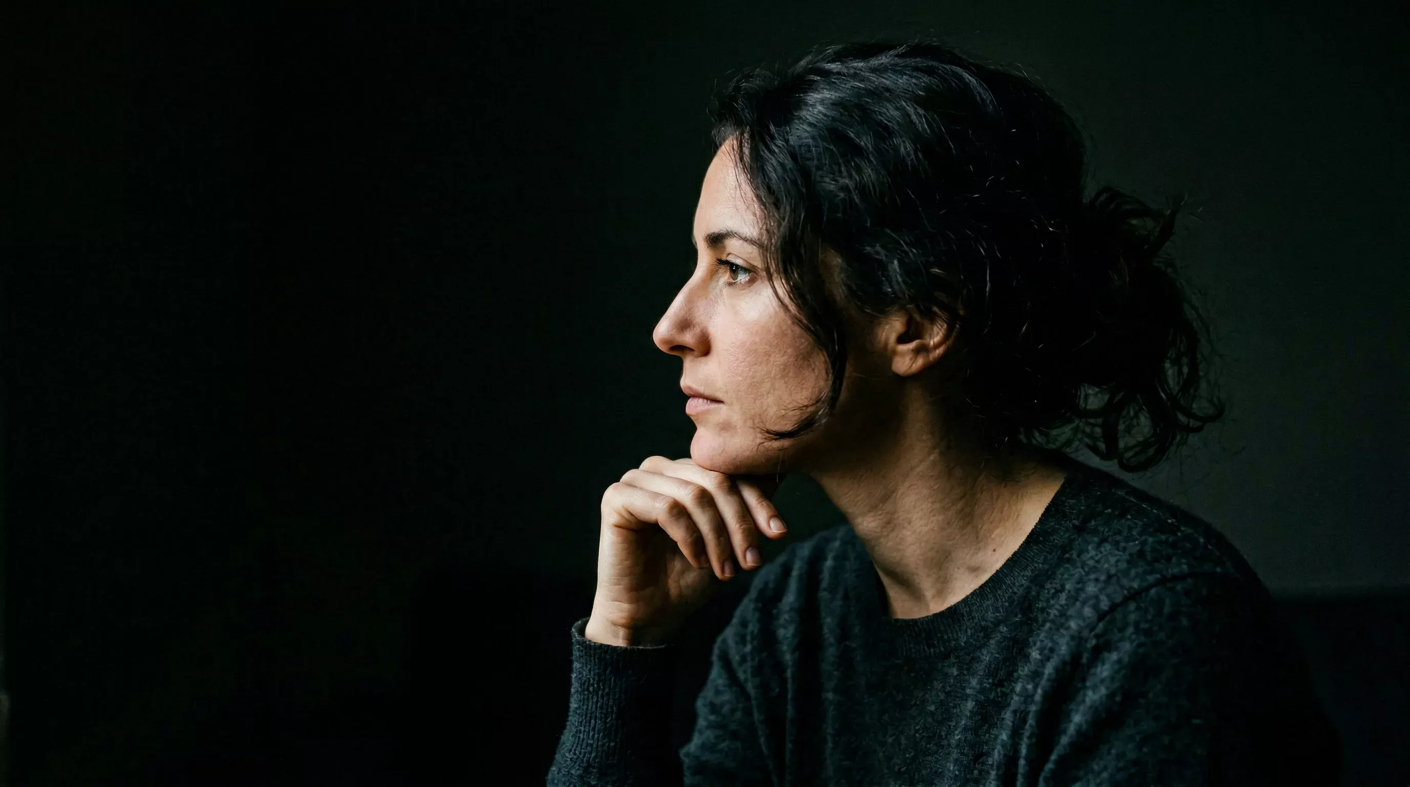 Menschlicher Kopf mit symbolischer Darstellung von Denkprozessen